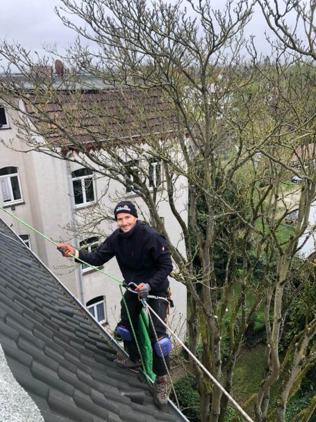 Dachrinnenreinigung an schwer zugänglichen Dächern. Mit Seiltechnik